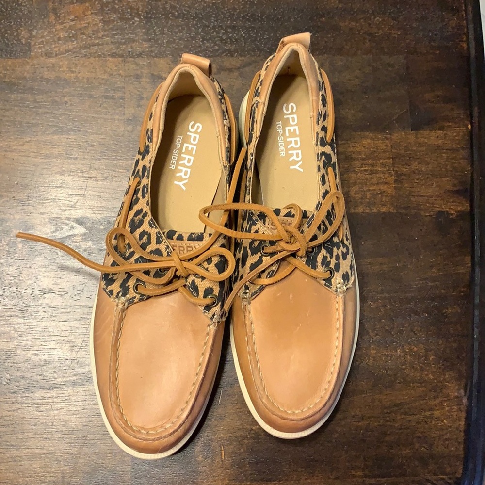 Like new leopard Sperrys. Size 7